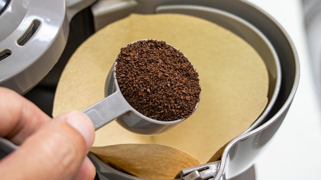 Voiko kahvin ja veden mitata jo illalla valmiiksi kahvinkeittimeen?