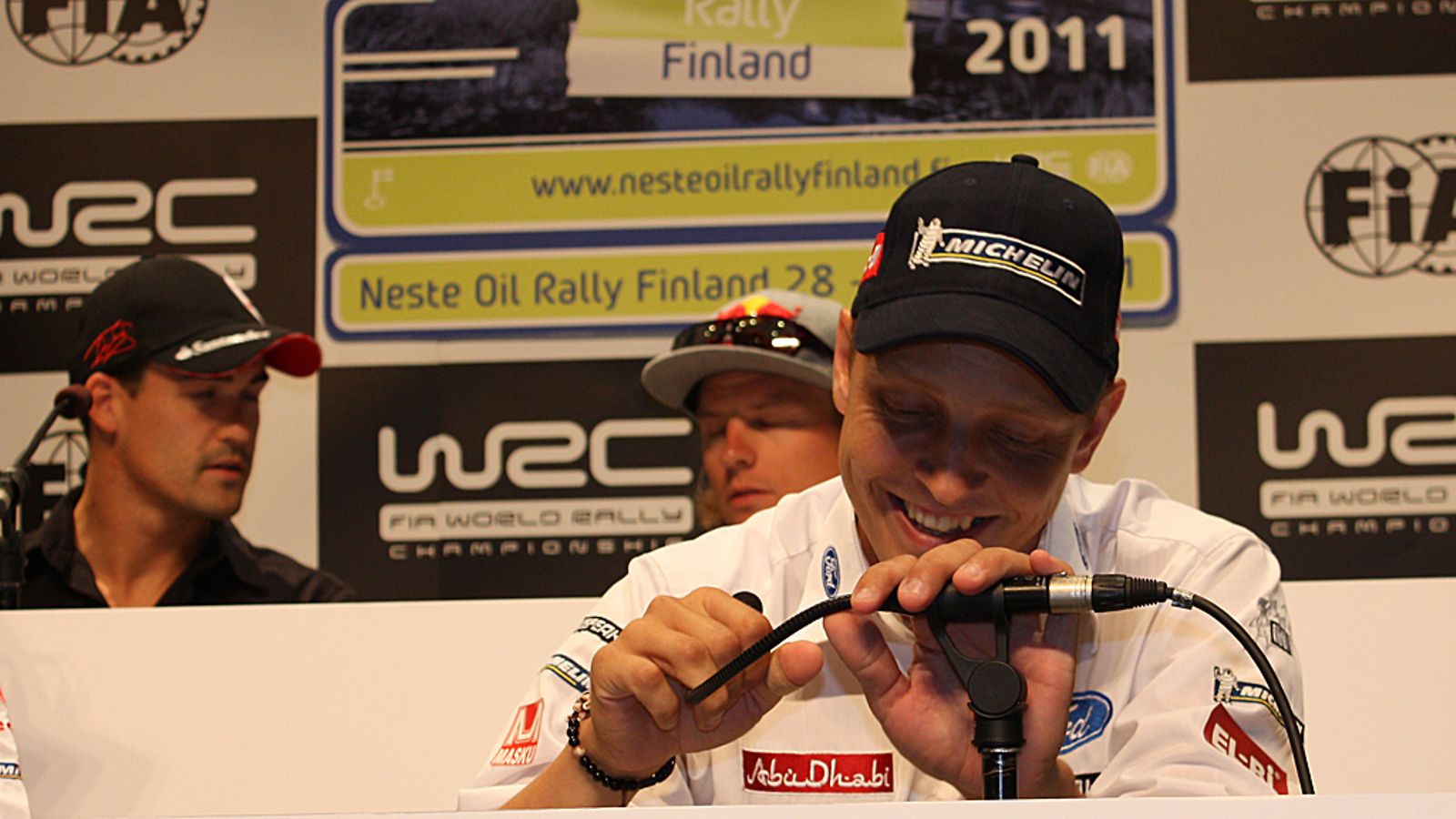Mikko Hirvonen oli hauskalla tuulella lehdistötilaisuudessa