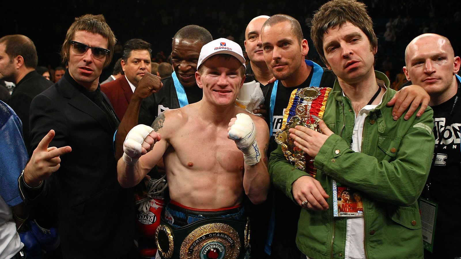 Ricky Hatton (kesk.) sai tukea Liam (vas.) ja Noel Gallagherilta (oik.) marraskuussa 2008.