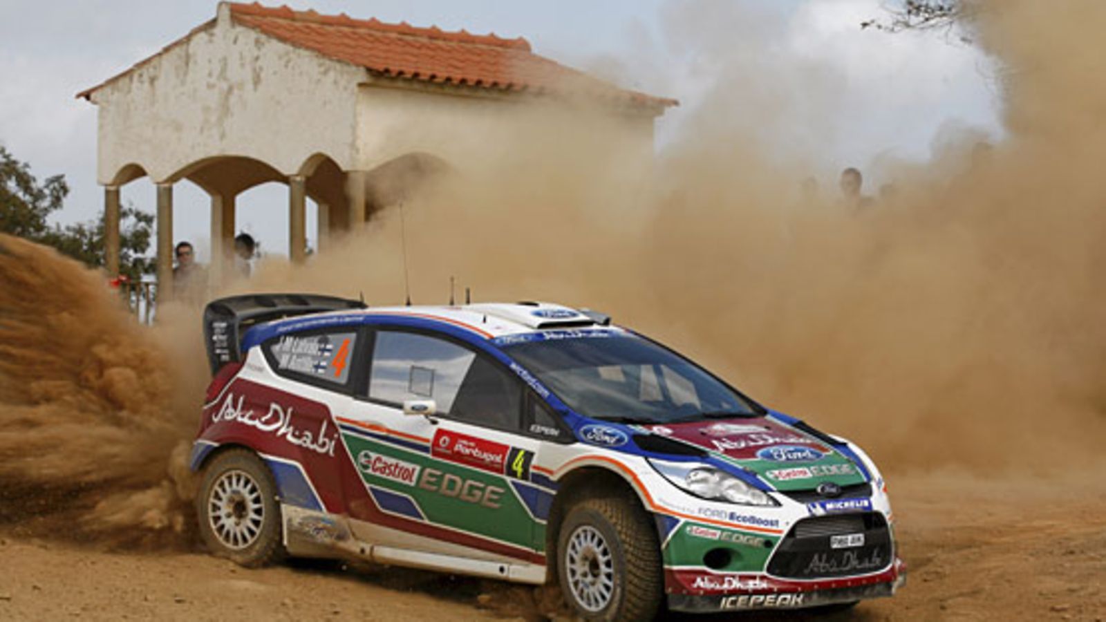 Jari-Matti Latvala vauhdissa Portugalin MM-rallissa.