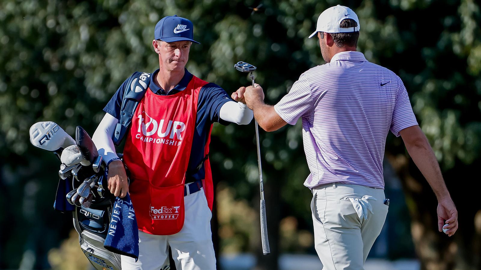 Nykygolfin kovin aisapari, Scottie Scheffler (oik.) ja caddie Ted Scott.