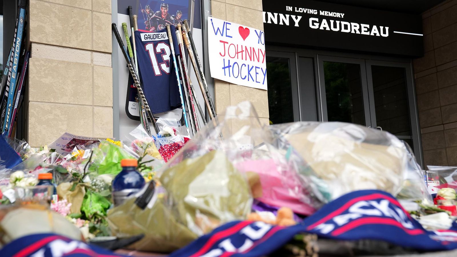 Johnny Gaudreauta on muistettu tämän NHL-seuran Columbus Blue Jacketsin kotihallin Nationwide Arenan ulkopuolella.