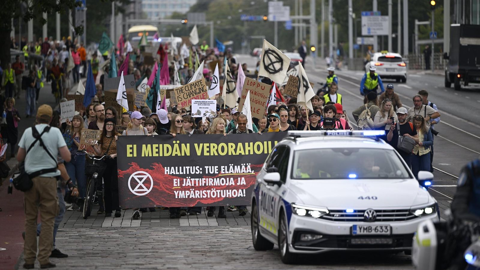 LK 3.9.2024 Mielenosoittajia ympäristöjärjestö Elokapinan Kiehumispiste-mielenosoituksessa Helsingissä 3. syyskuuta 2024. Eduskuntatalon edestä mielenosoittajien on tarkoitus marssia budjettineuvottelujen pitopaikalle Smolnalle.