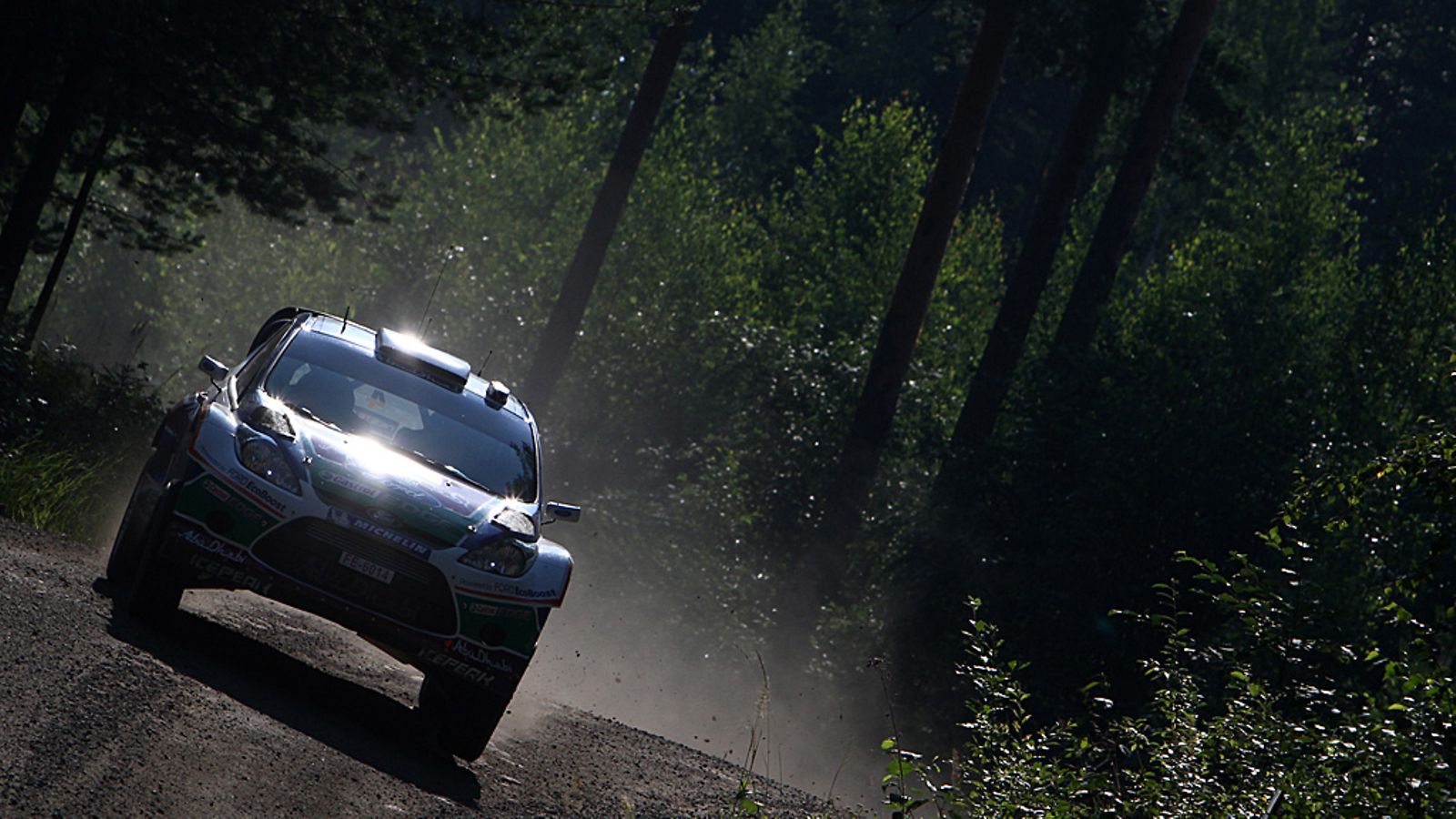 Jari-Matti Latvala vauhdissa Suomen MM-rallissa.