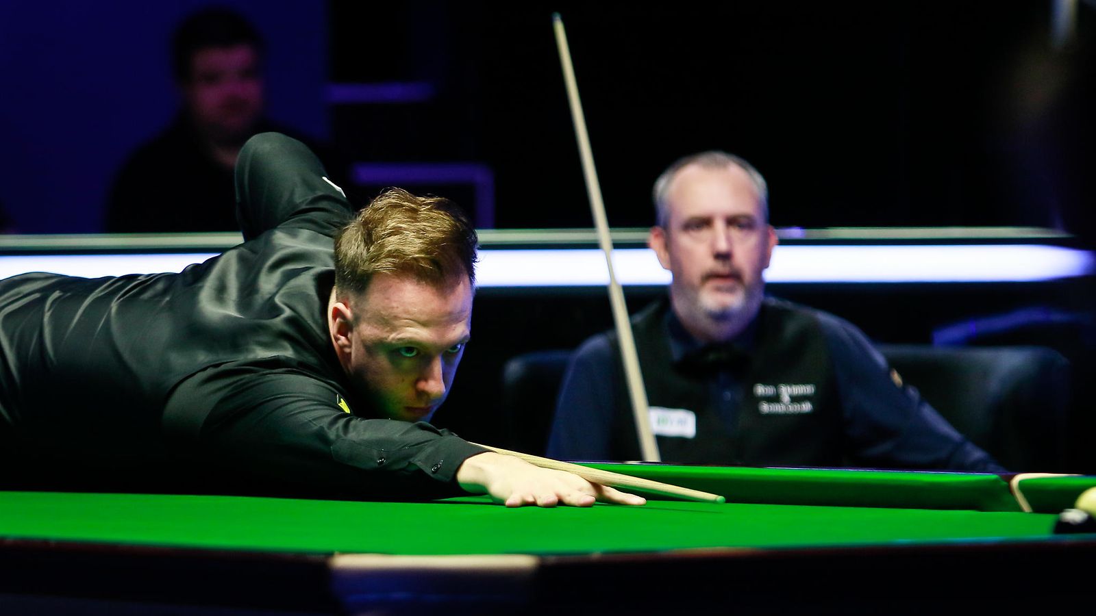 Judd Trump (vas.) ja Mark Williams (taustalla) tarjosivat huiman finaalitrillerin.