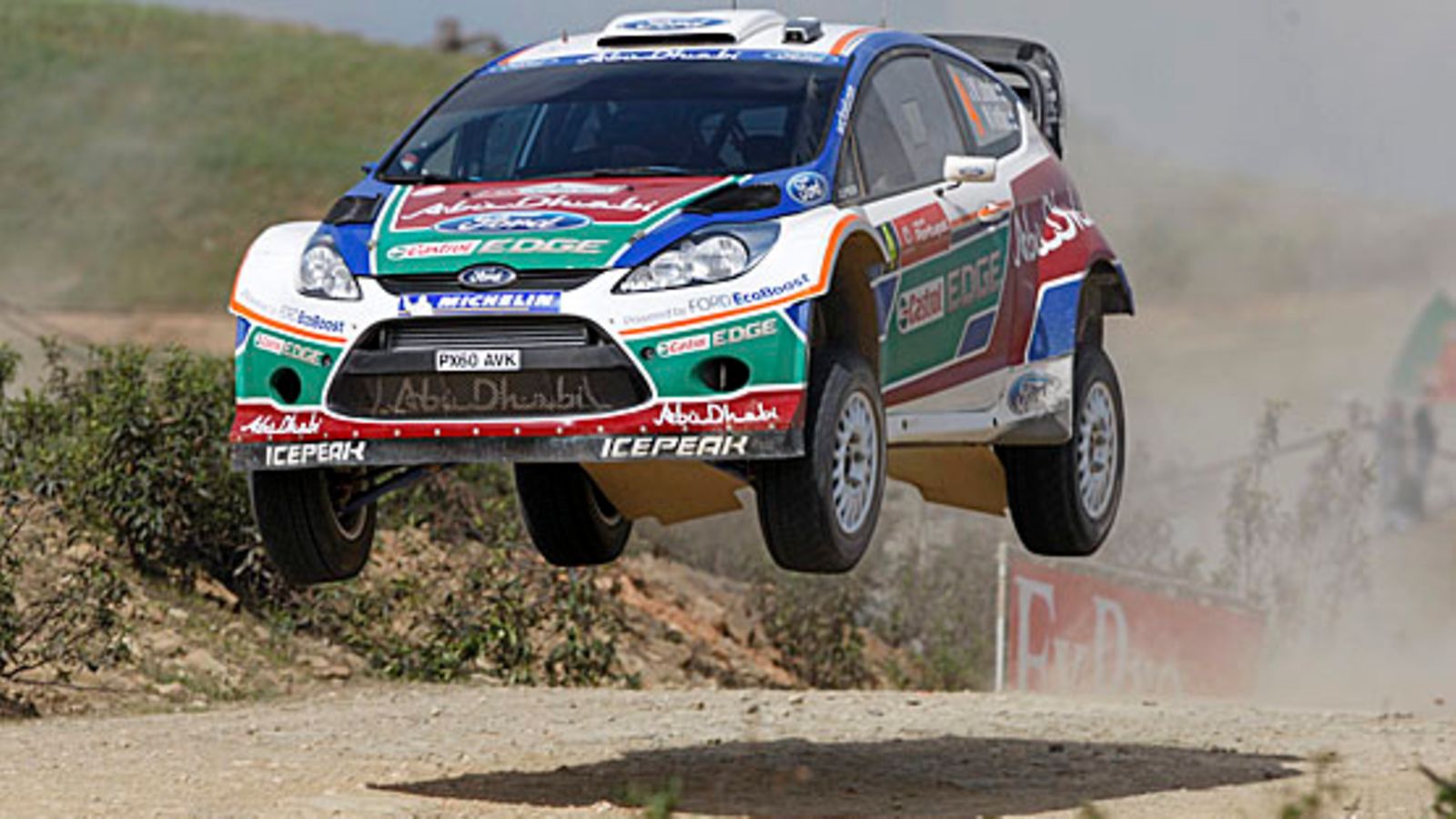 Jari-Matti Latvala vauhdissa Portugalin MM-rallissa.