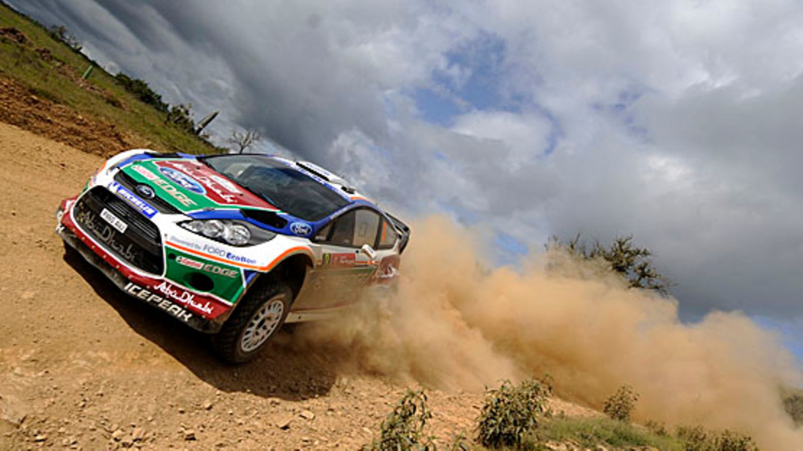 Mikko Hirvonen vauhdissa Portugalin MM-rallissa.