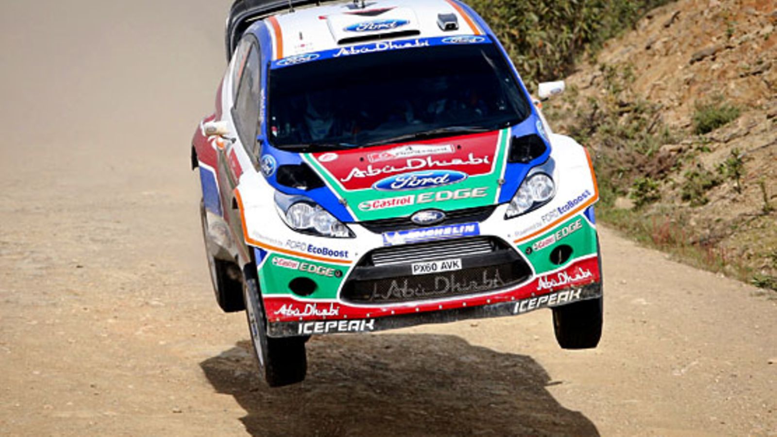 Jari-Matti Latvala vauhdissa Portugalin MM-rallissa.