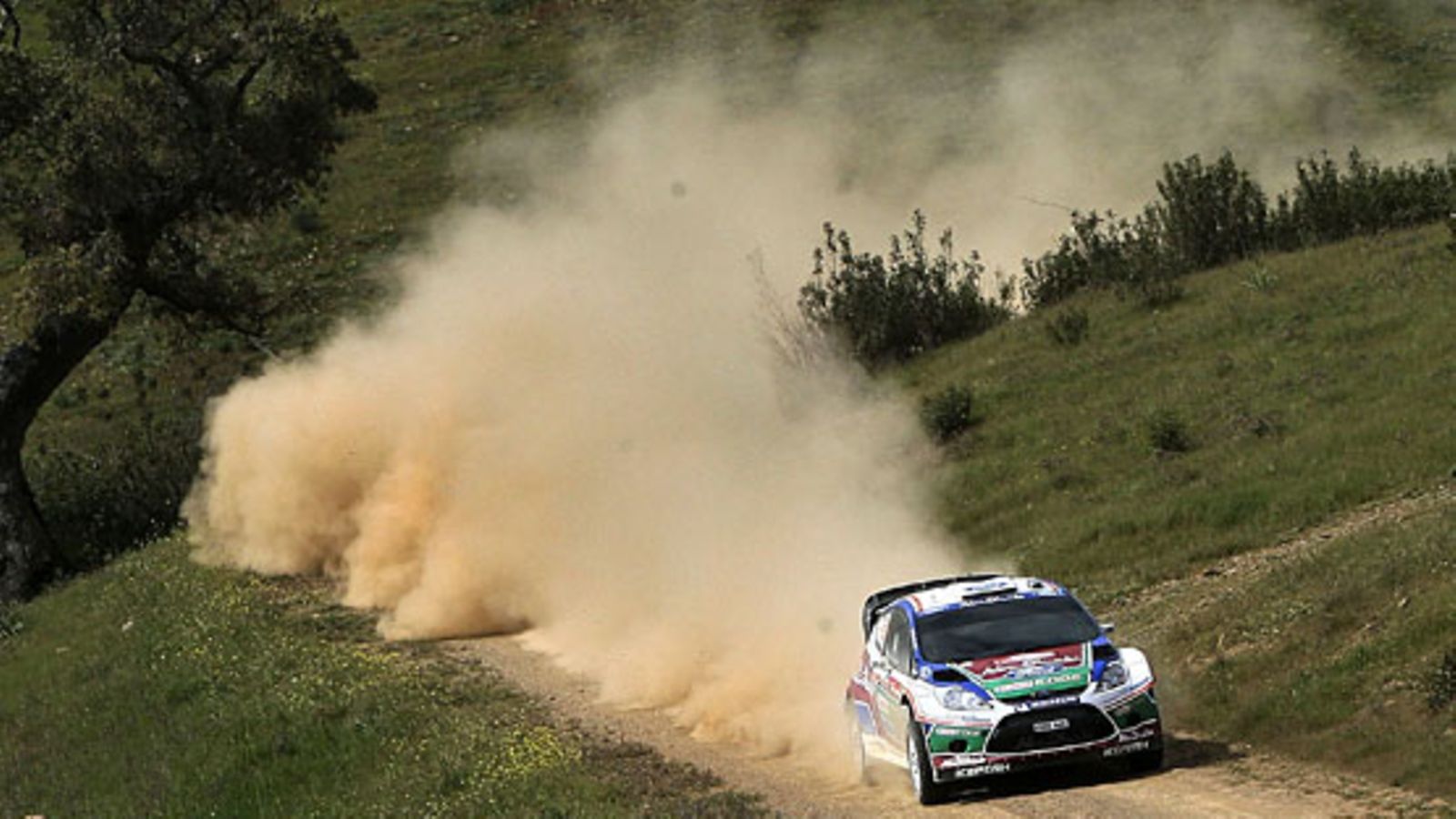 Jari-Matti Latvala vauhdissa Portugalin MM-rallissa.
