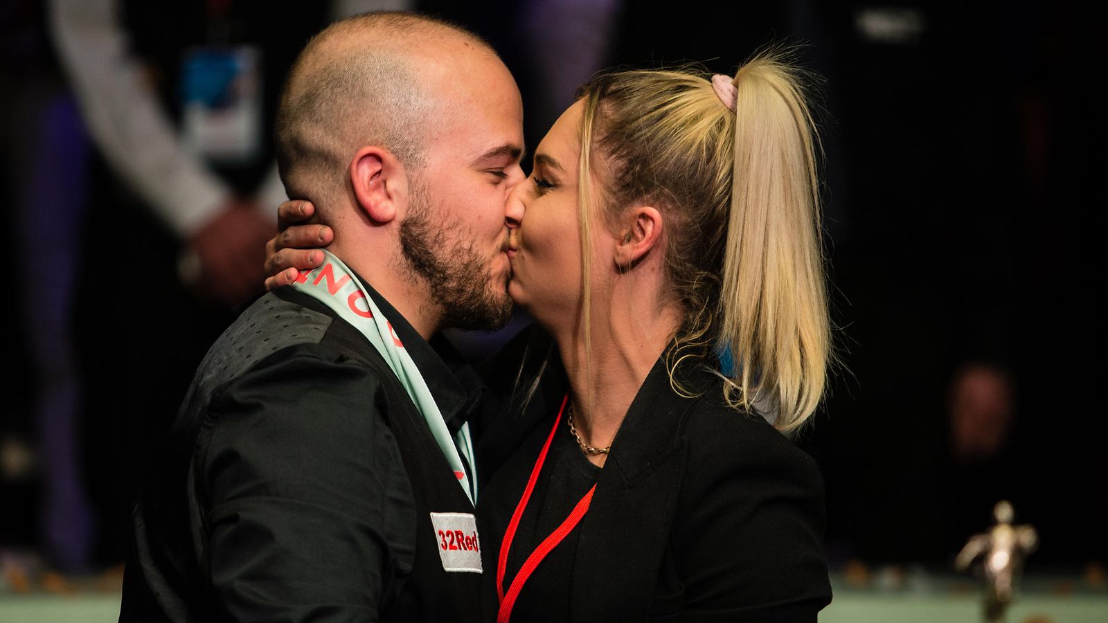 Luca Brecel sai onnittelusuudelman tyttöystävältään Laura Vanoverbergheltä voitettuaan MM-tittelin toukokuussa 2023. Vanoverbergheä epäillään osallisuudesta huumerinkiin Belgiassa.