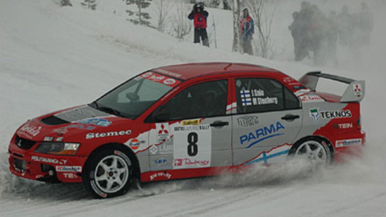 Juha Salo kiihdyttää Rovaniemen SM-rallissa. Kuva: Mervi Salonen.