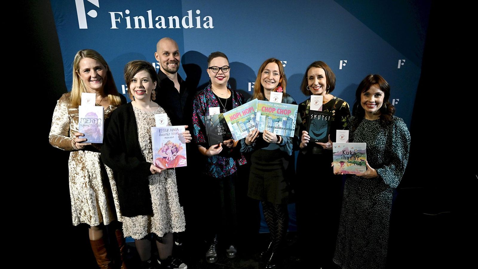 Lasten- ja nuortenkirjallisuuden Finlandia-palkinnon saajaksi on ehdolla viisi suomenkielistä kirjaa ja yksi ruotsinkielinen kirja. Suomen Kirjasäätiö julkisti ehdokkaat keskiviikkona.