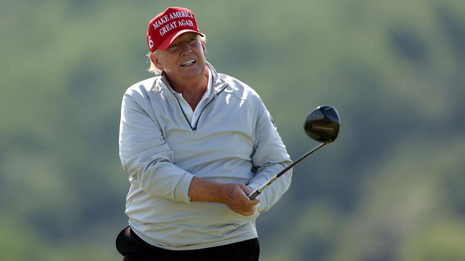 Donald Trump on innokas golfari, ja on tehnyt useita sijoituksia golfkenttiin. Hän osallistui LIV-kiertueen kutsukisaan toukokuussa 2023.