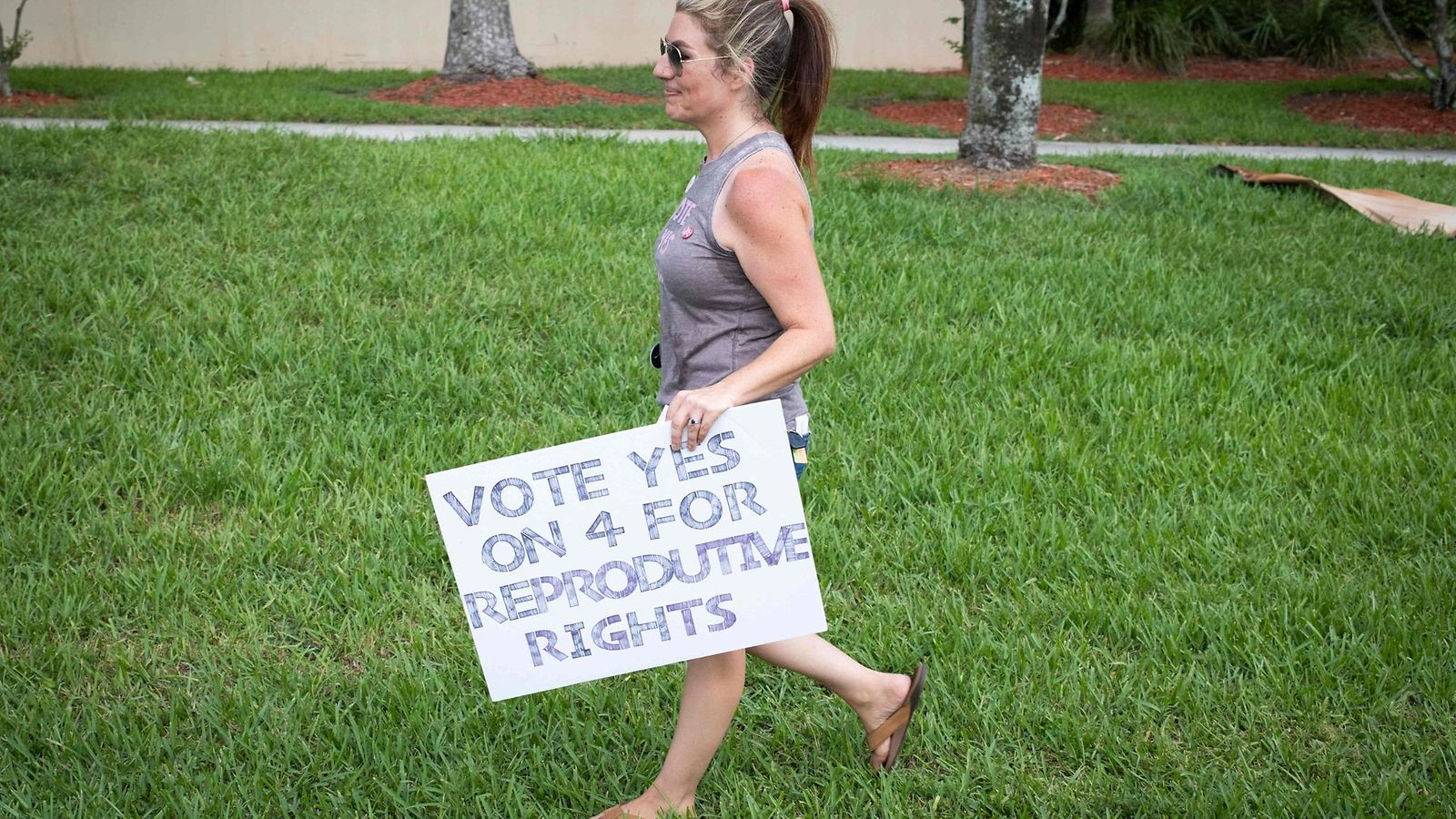 LK 0811 Mielenosoituskyltti aborttioikeuksien puolesta korkeimman oikeuden Roe v. Wade -tuomion kumoamisen toisena vuosipäivänä West Palm Beachissa, Floridassa, 24. kesäkuuta 2024.