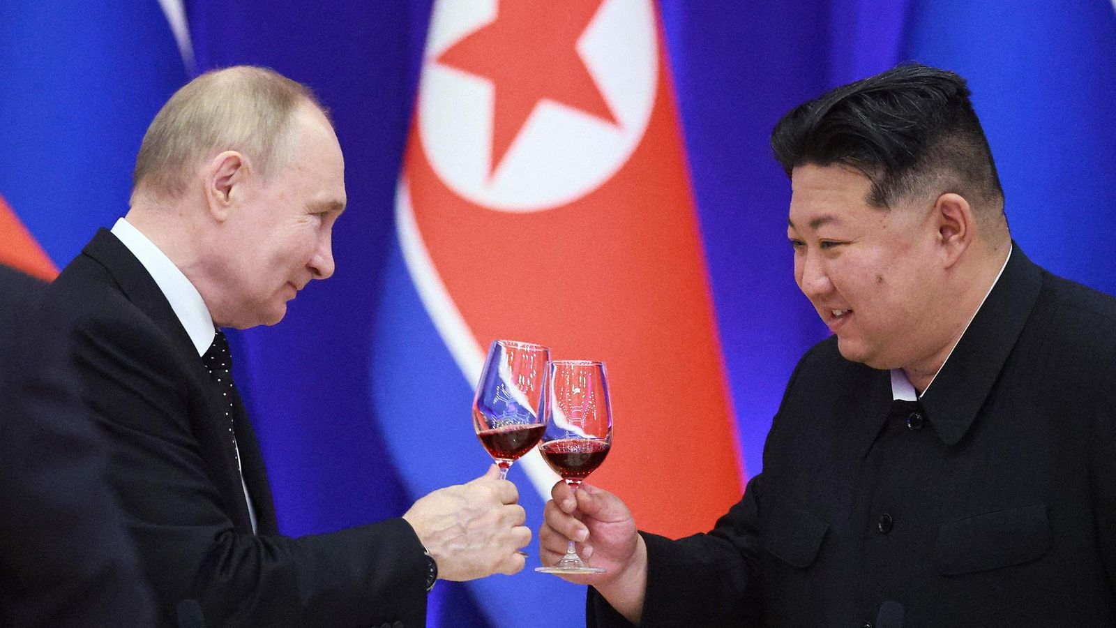 Venäjän presidentti Vladimir Putin ja Pohjois-Korean johtaja Kim Jong-un kesäkuussa Pohjois-Korean pääkaupungissa.