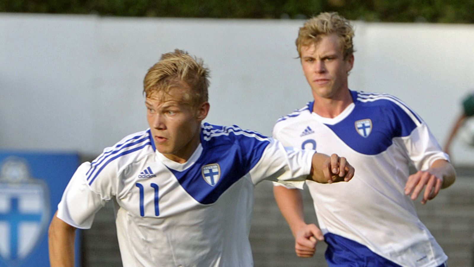 Joel Pohjanpalo (edessä) ja Rasmus Schüller viime kesänä U21-maajoukkueen pelissä.