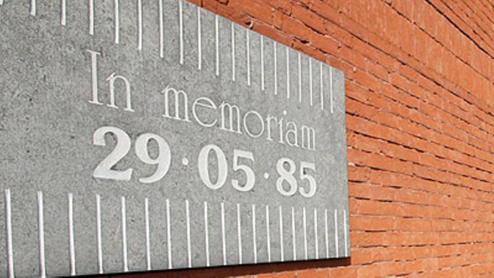 Heyselin uhrien muistolaatta, kuva:  EPA/ERIC LALMAND