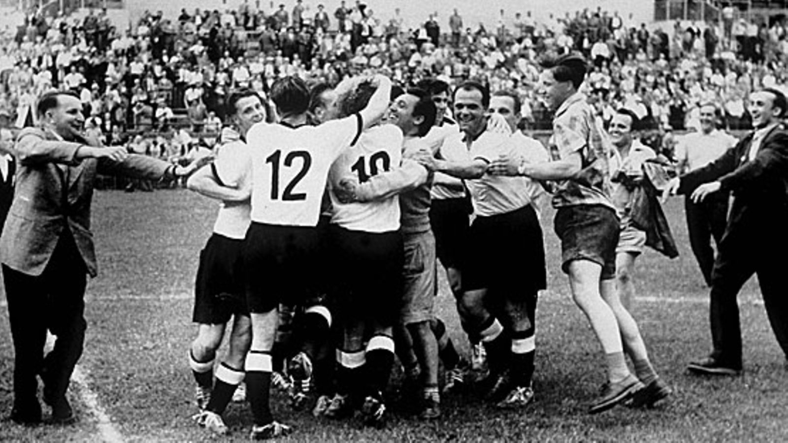 Saksan joukkue juhlii vuoden 1954 jalkapallon MM-kultaa. Kuva: Bongarts/GETTY.
