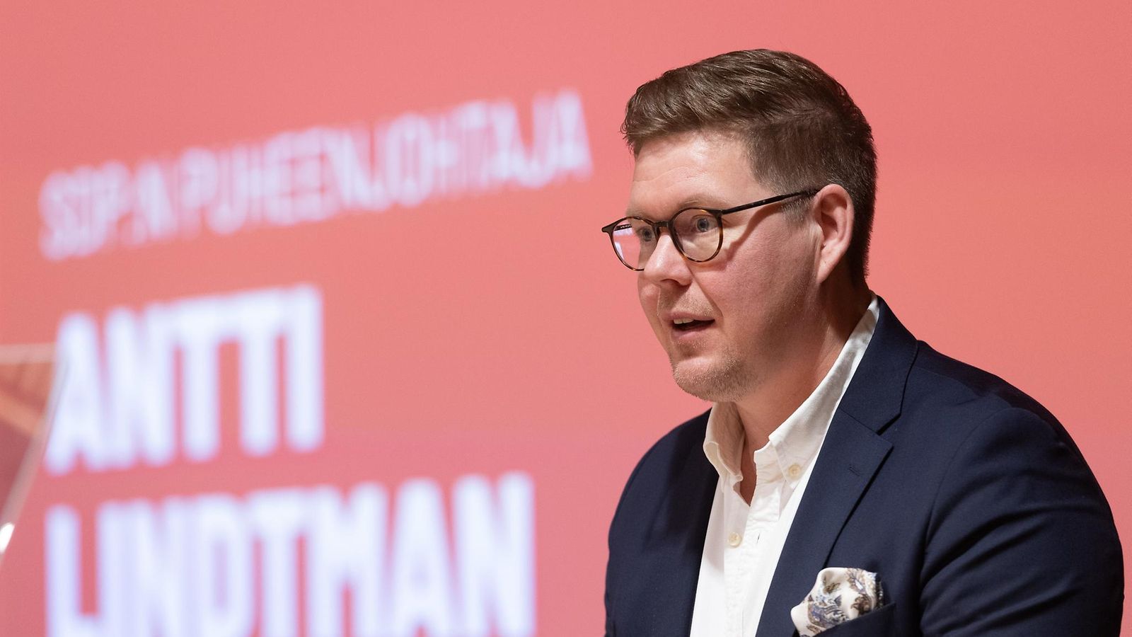 SDP:n puheenjohtaja Antti Lindtman puoluevaltuuston kokouksessa marraskuussa.