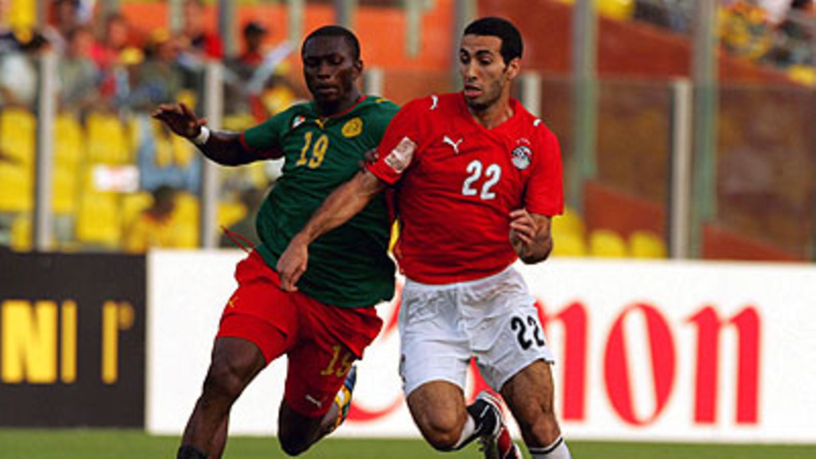 Kamerunin Stephane Mbia ja Egyptin Mohamed Abouterika, kuva: Lefty Shivambu/Gallo/Getty Images