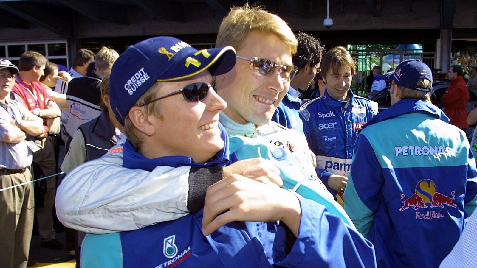 Kaksinkertainen maailmanmestari Mika Häkkinen (takana) ja tuleva maailmanmestari Kimi Räikkönen pitämässä hauskaa kaudella 2001. 