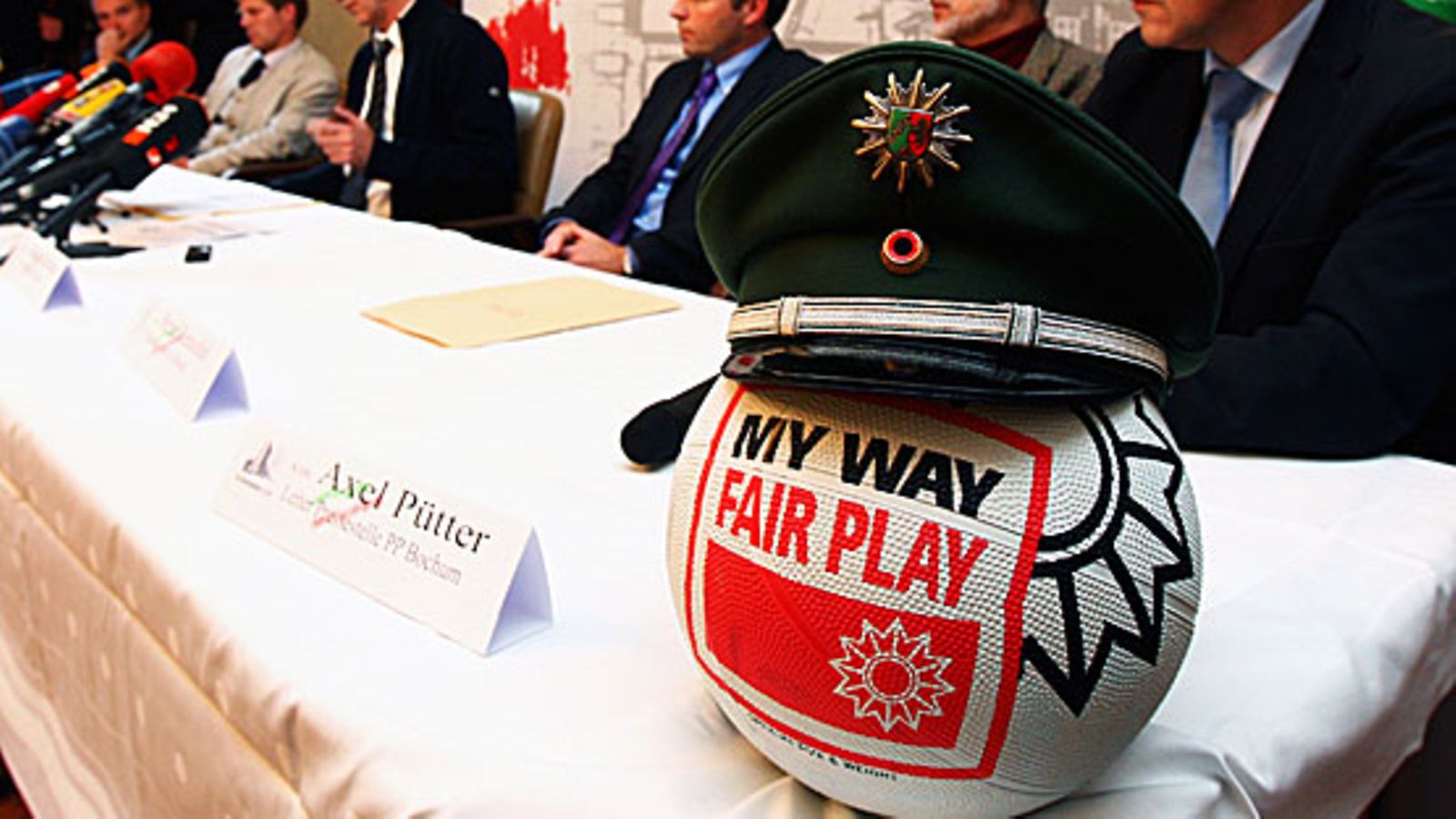 Fair Play -pallo on saanut somistukseksi poliisilakin. Kuva: Vladimir Rys/GETTY.