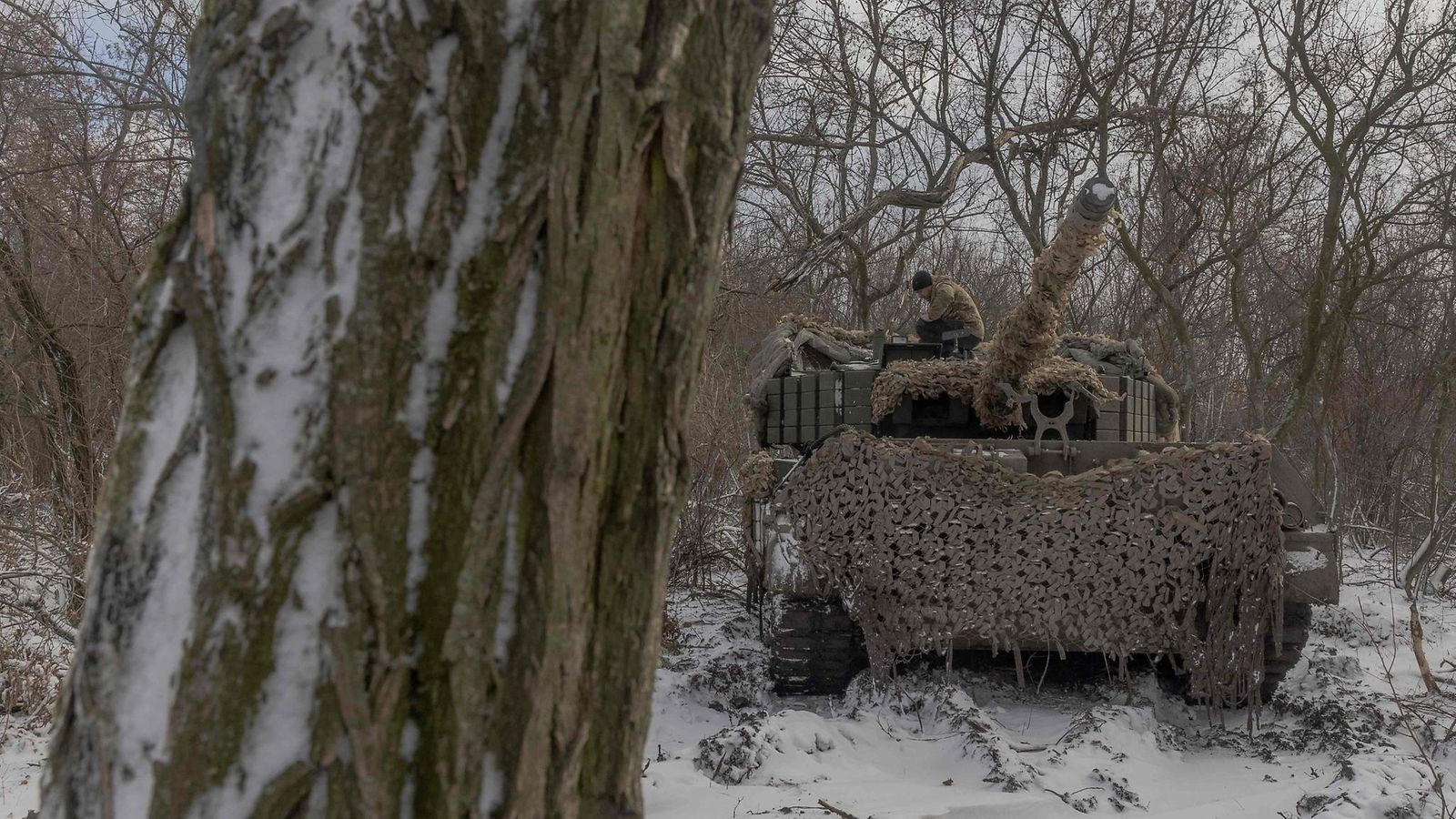 LK 16.12.2024 Ukrainalaisen 68. jääkäriprikaatin jäsen seisoi Leopard 1A5 -panssarivaunun päällä lähellä Pokrovskia itäisellä Donetskin alueella 13. joulukuuta 2024.