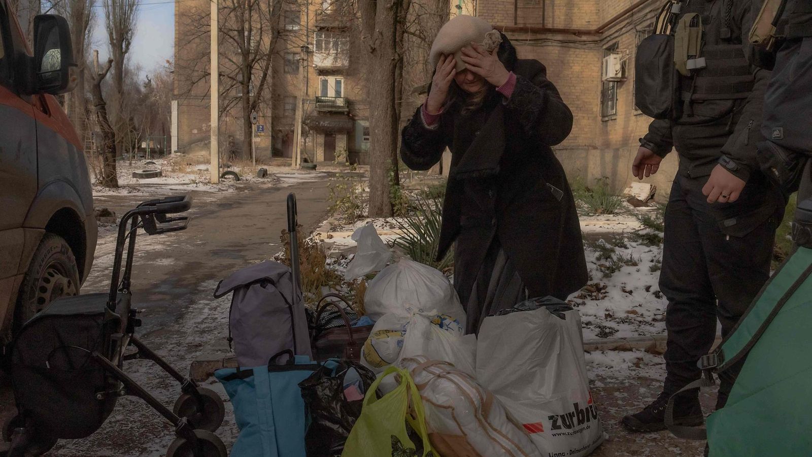 LK 201224 Vanhempi nainen auton luona Pokrovskissa tavaroidensa kanssa