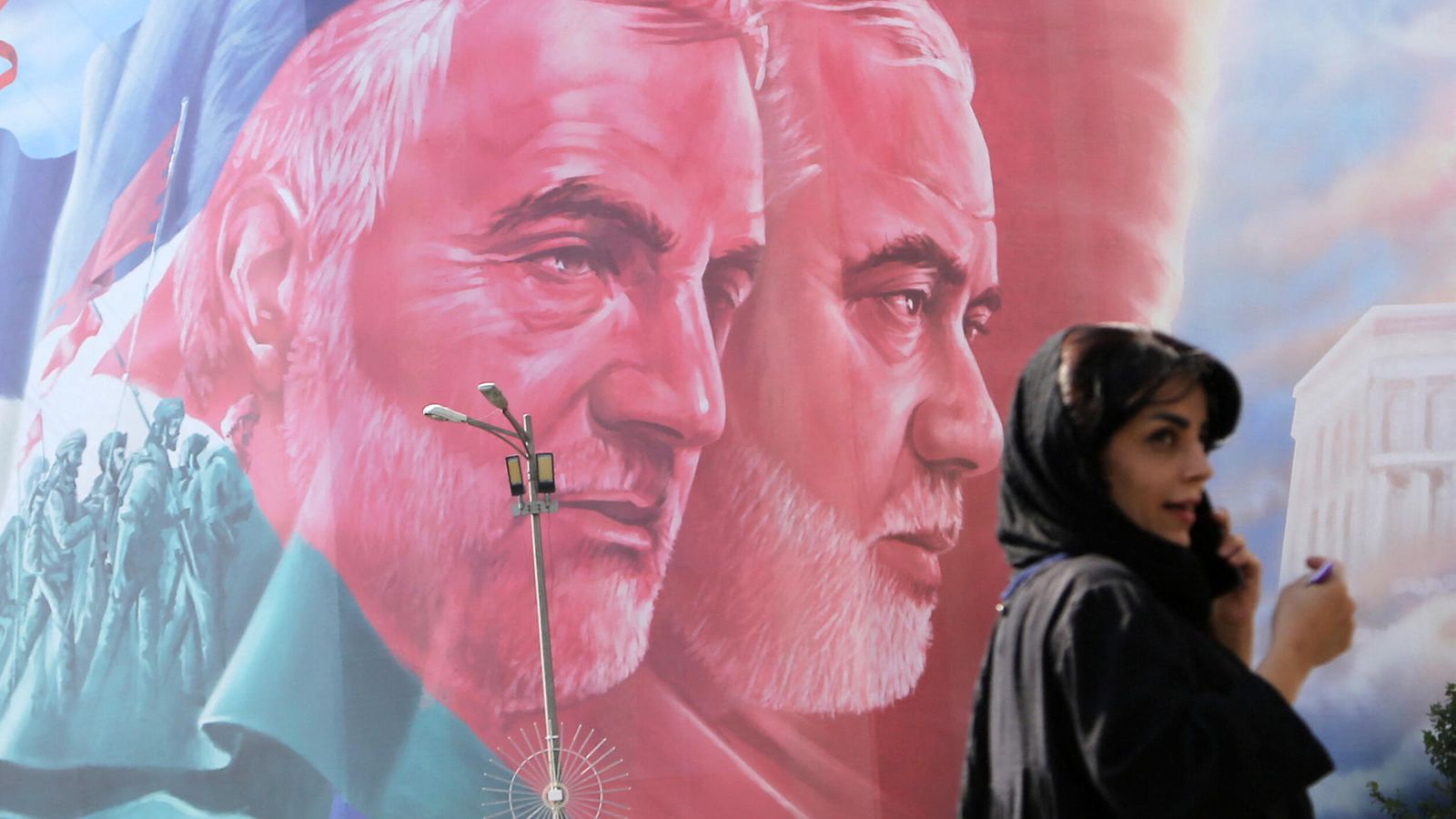 Iranin vallankumouskaartin erikoisjoukkojen komentaja Qasem Soleimani ja Hamasin poliittinen johtaja Ismail Haniyya julisteessa Teheranissa elokuussa.