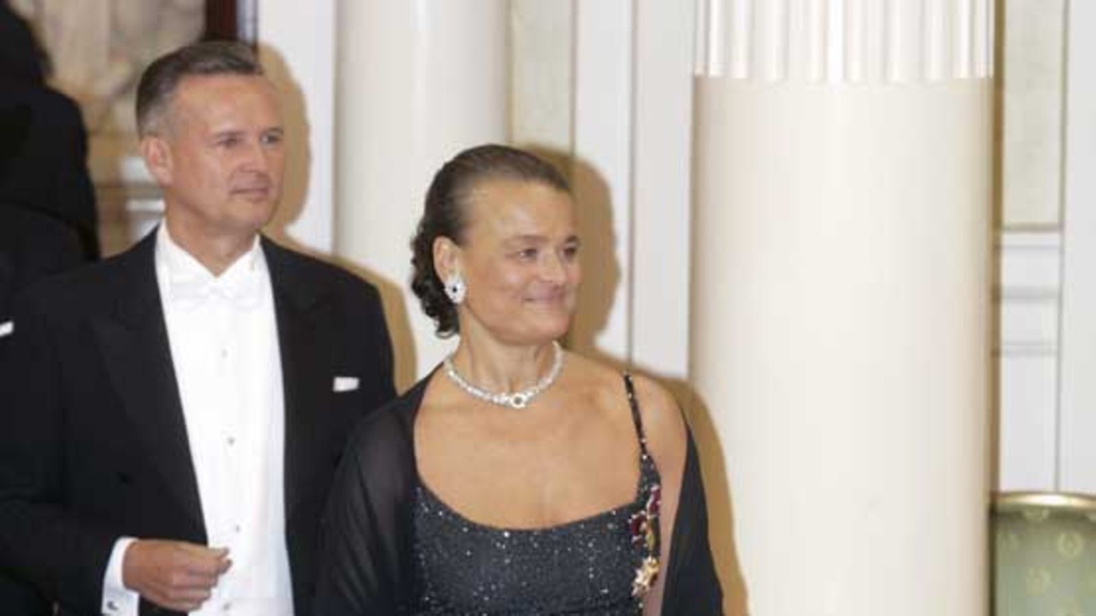 Rita Tainola ja puoliso Jukka Tapiovaara saapuvat Linnan juhliin.