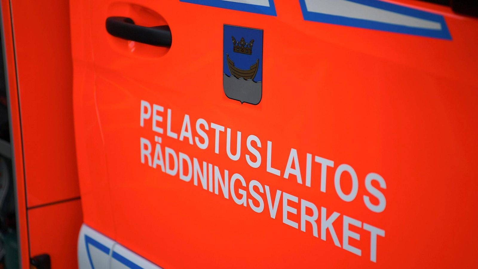 Pelastuslaitoksen logo Helsingin kaupungin pelastuslaitoksen uuden kärkiyksikön esittelyssä Helsingissä 11. elokuuta 2020