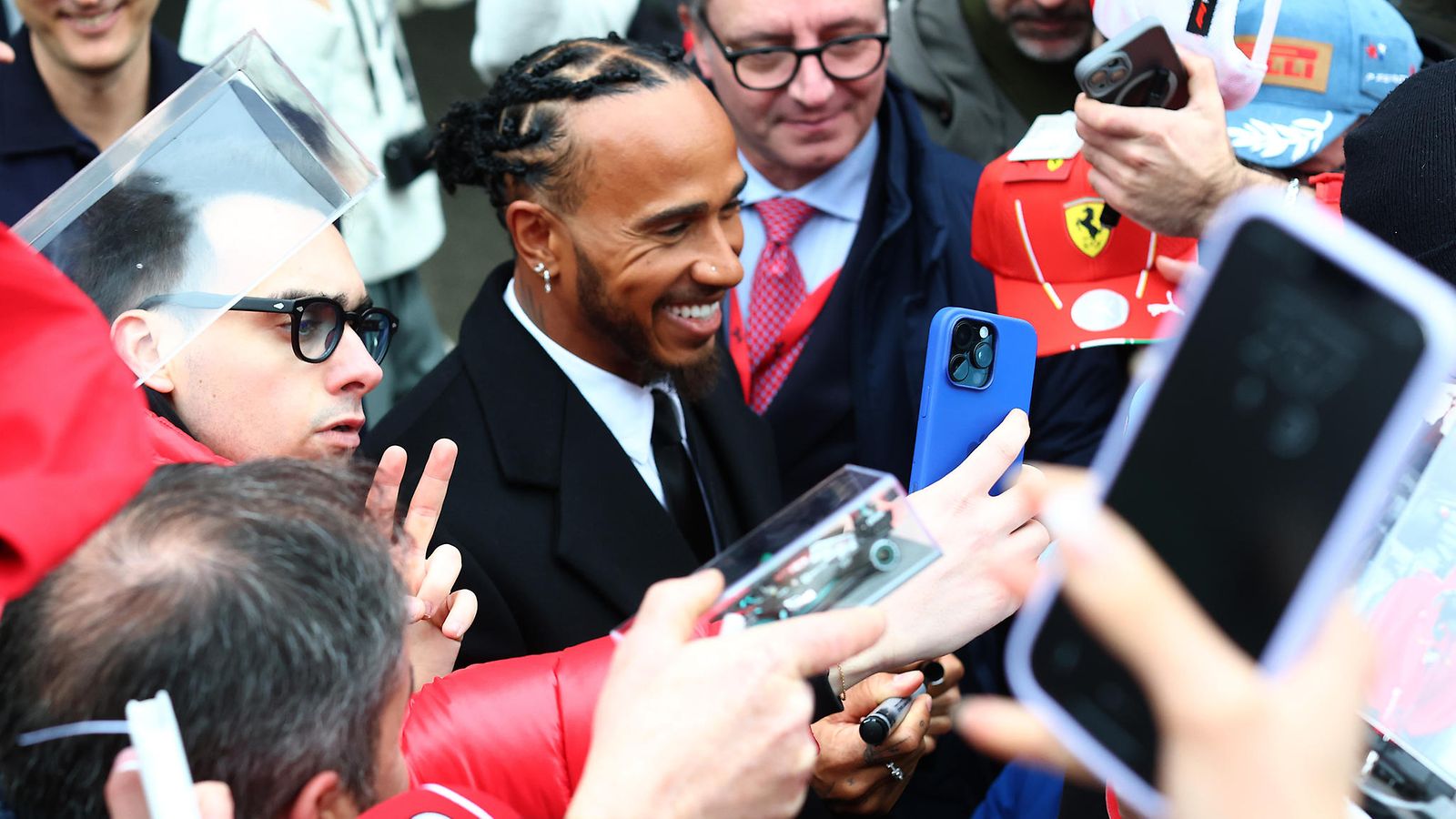 Lewis Hamilton Ferrari-fanien puristuksessa Fioranon radalla maanantaina.