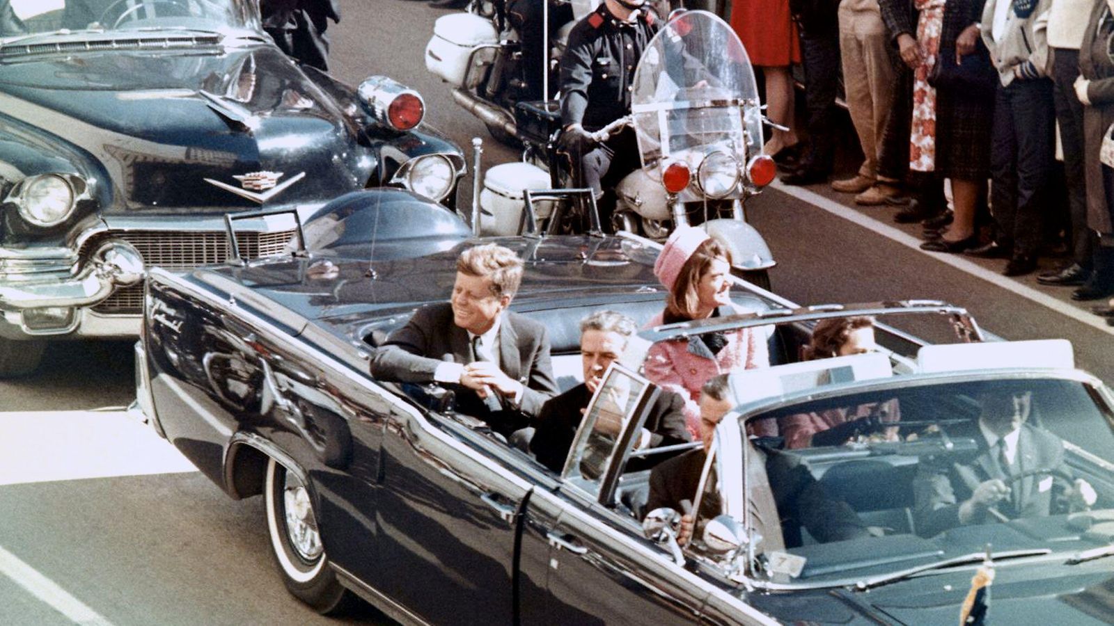 Yhdysvaltojen presidentti John F. Kennedy vain hetkeä ennen kuin hänet ammuttiin 22. marraskuuta vuonna 1963.