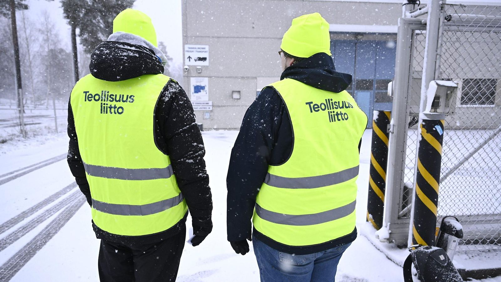 LK 24.1.2025 Lakkovahteja Meconetin tehtaan edustalla Vantaalla 3. joulukuuta 2024. Teollisuusliiton lakot teknologiateollisuudessa alkoivat tiistain vastaisena yönä.