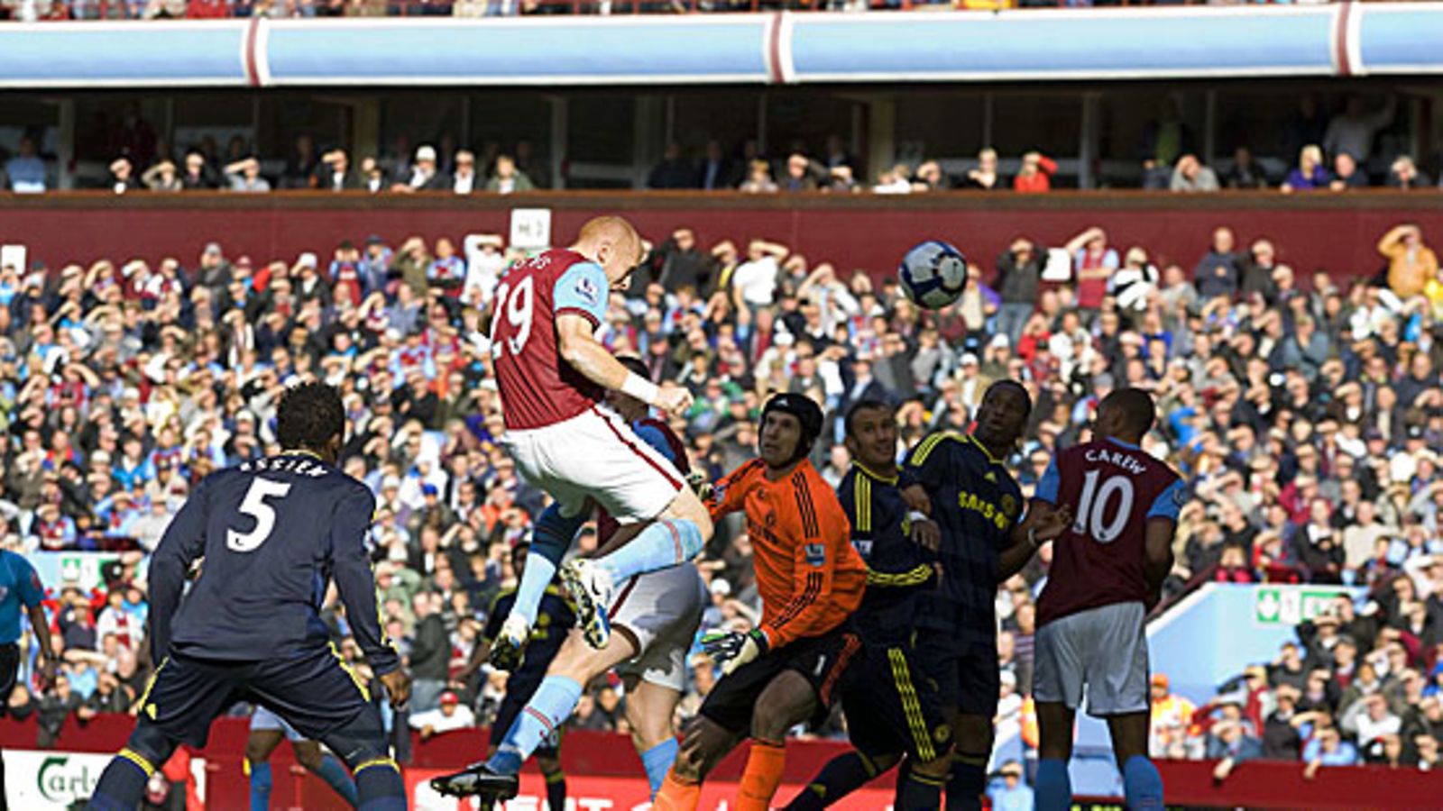 Aston Villan James Collins puskee pallon Chelsean verkkoon. Kuva: Lee Sanders/GETTY.