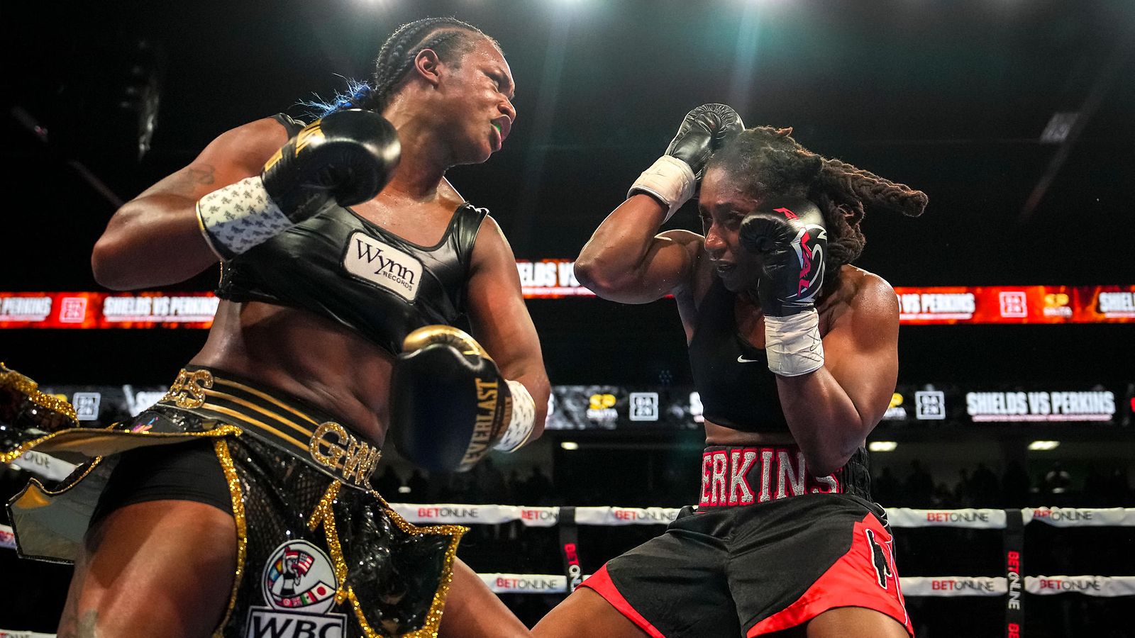 Claressa Shields (vas.) kukisti Danielle Perkinsin MM-ottelussa.