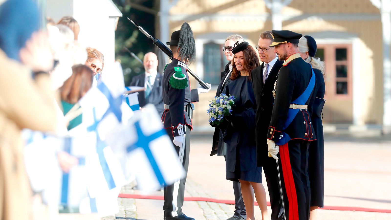 AOP Presidentti Alexander Stubb ja hänen puolisonsa Suzanne Innes-Stubb sekä kruununprinssi Haakon ja kruununprinsessa Mette-Marit Norjassa kansallisella muistomerkillä.