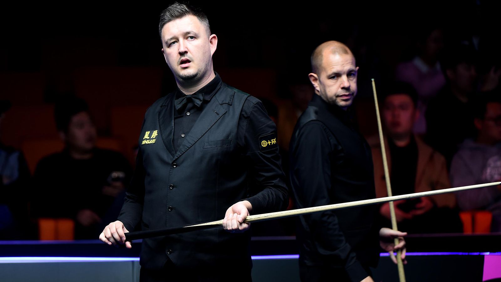 Kyren Wilson (vas.) ja Barry Hawkins International Championship -turnauksessa Kiinassa viime marraskuussa.