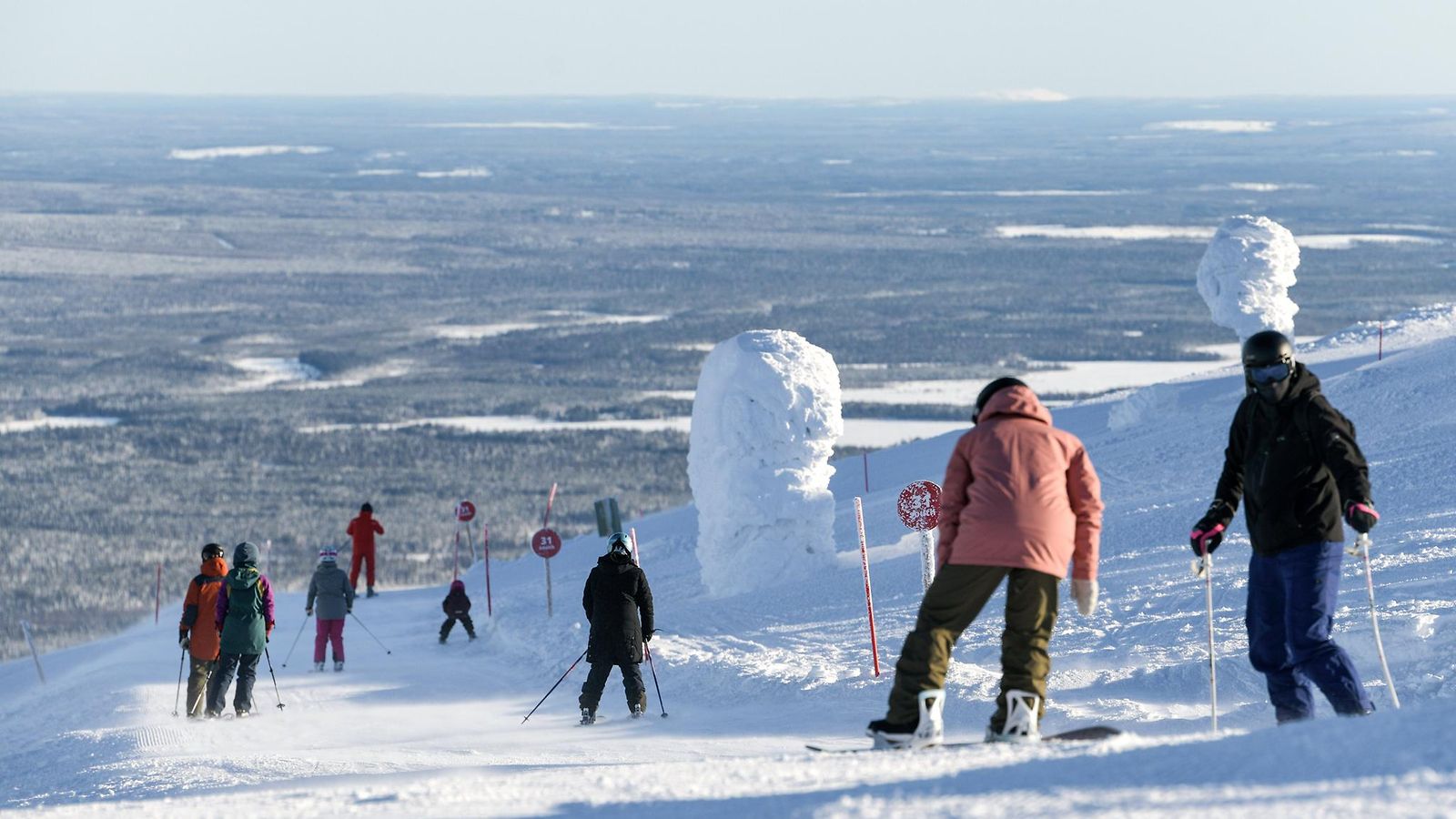 Laskettelijoita Ylläksen hiihtokeskuksessa Kolarissa 18. helmikuuta 2024.