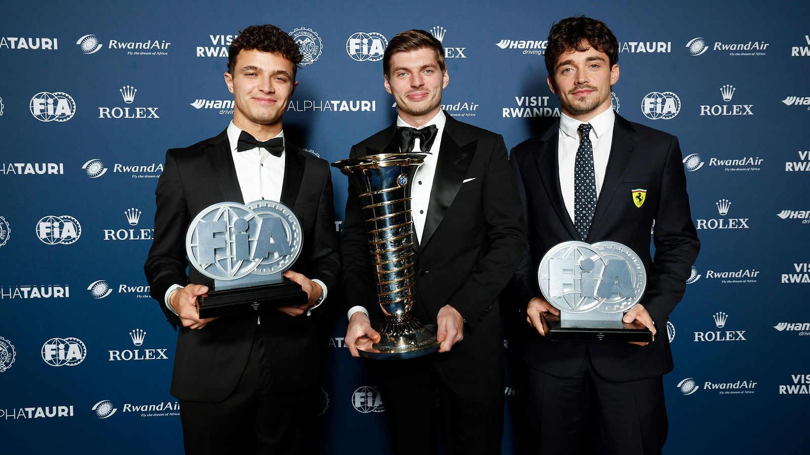 F1-kauden 2024 kolmen kärki: Red Bullin Max Verstappen (kesk.), McLarenin Lando Norris (vas.) ja Ferrarin Charles Leclerc (oik.). Jokainen heistä jatkaa samassa tallissa kaudella 2025.