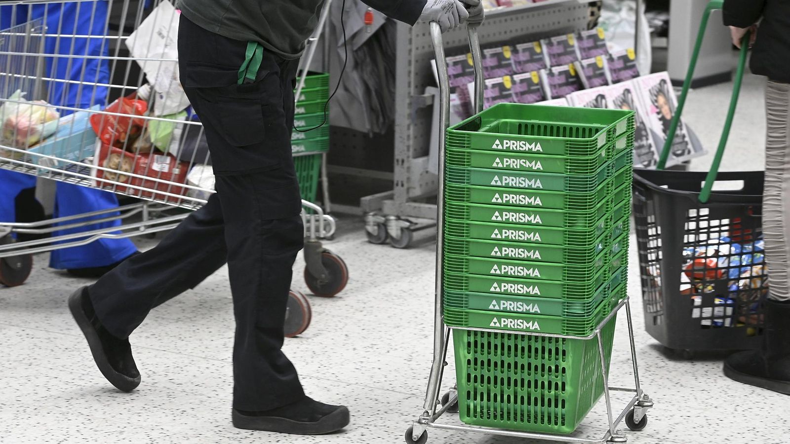 LK 13.2.2025 Henkilökunnan edustaja siirtää ostoskoreja Sellon Prismassa Espoossa 8. helmikuuta 2023. Torstaina alkava kaupan alan kahden päivän lakko koskee S-ryhmän ja Keskon hypermarketteja ympäri Suomea.
