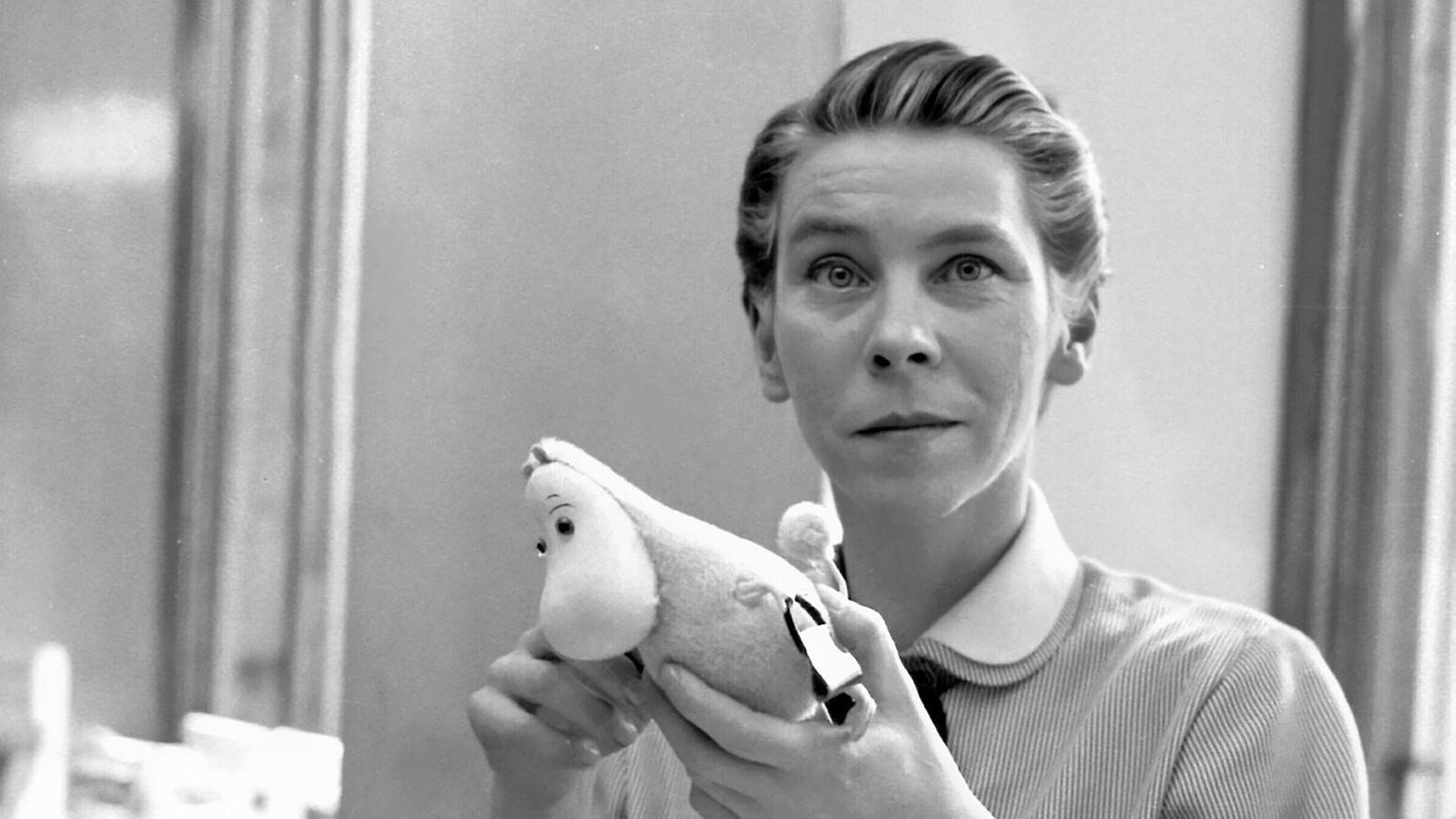 AOP Tove Jansson (1914–2001) ja muuminukkeja vuonna 1956.