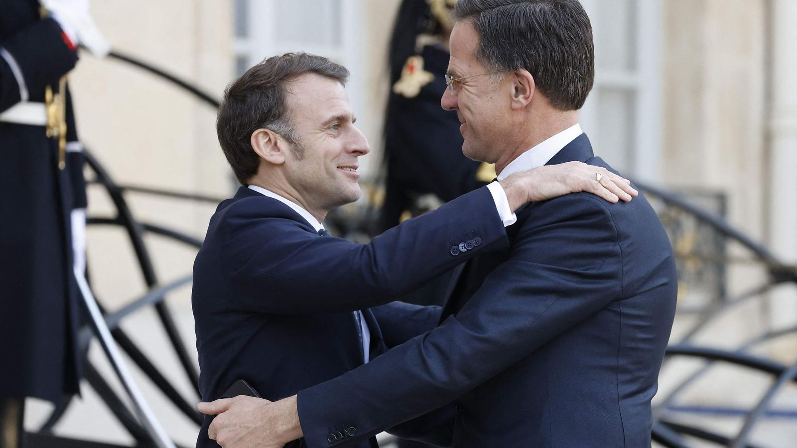 Ranskan presidentti Emmanuel Macron ja puolustusliitto Naton pääsihteeri Mark Rutte Pariisissa 17. helmikuuta.