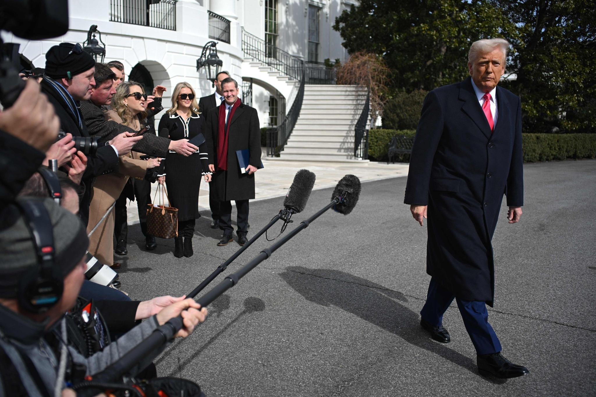 Yhdysvaltojen presidentti Donald Trump Valkoisen talon ulkopuolella 22. helmikuuta. Trump ei halua yhdysvaltalaissotilaita Ukrainaan.