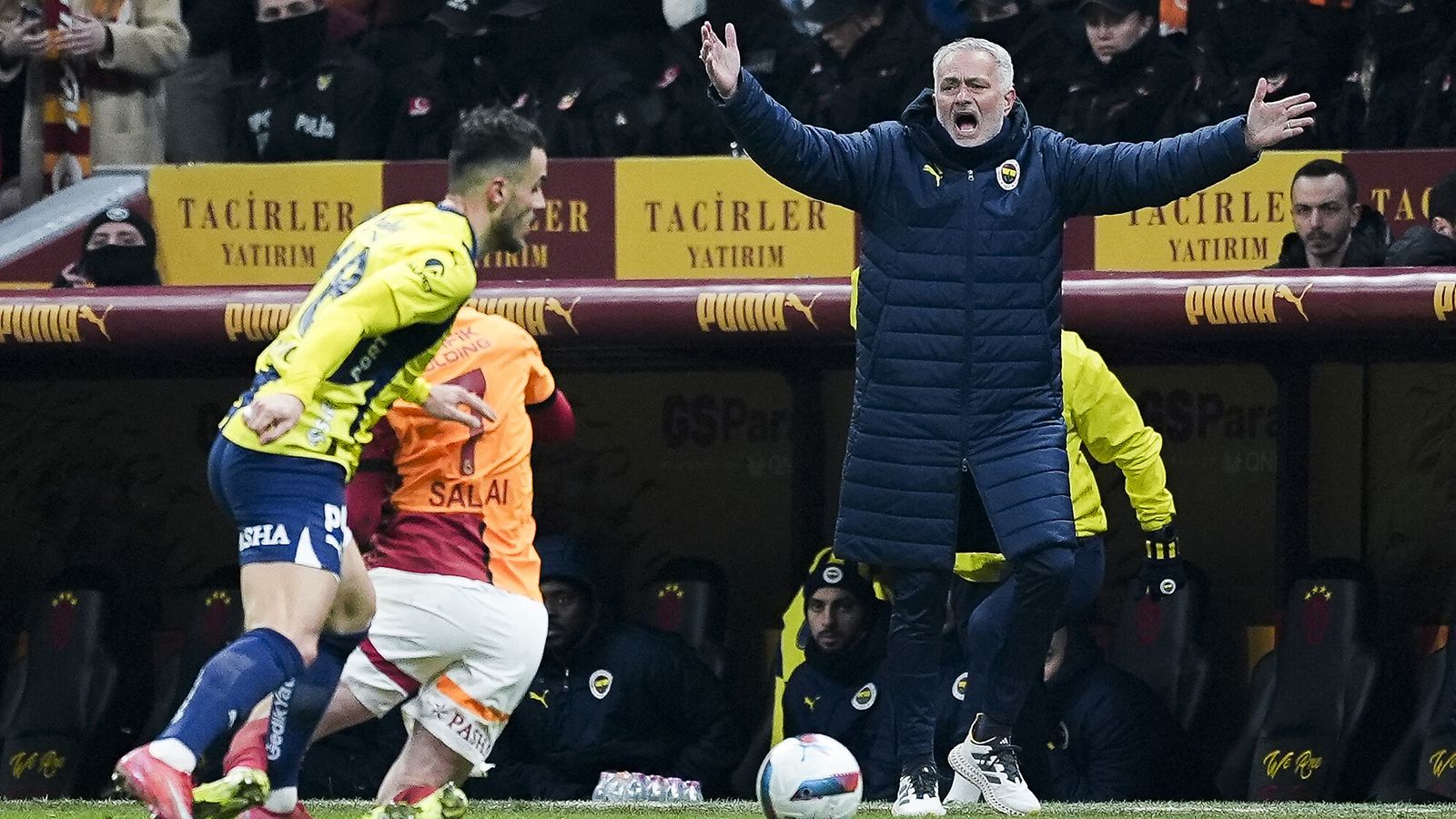 Jose Mourinho eli tunteella mukana Istanbulin paikallispelissä.