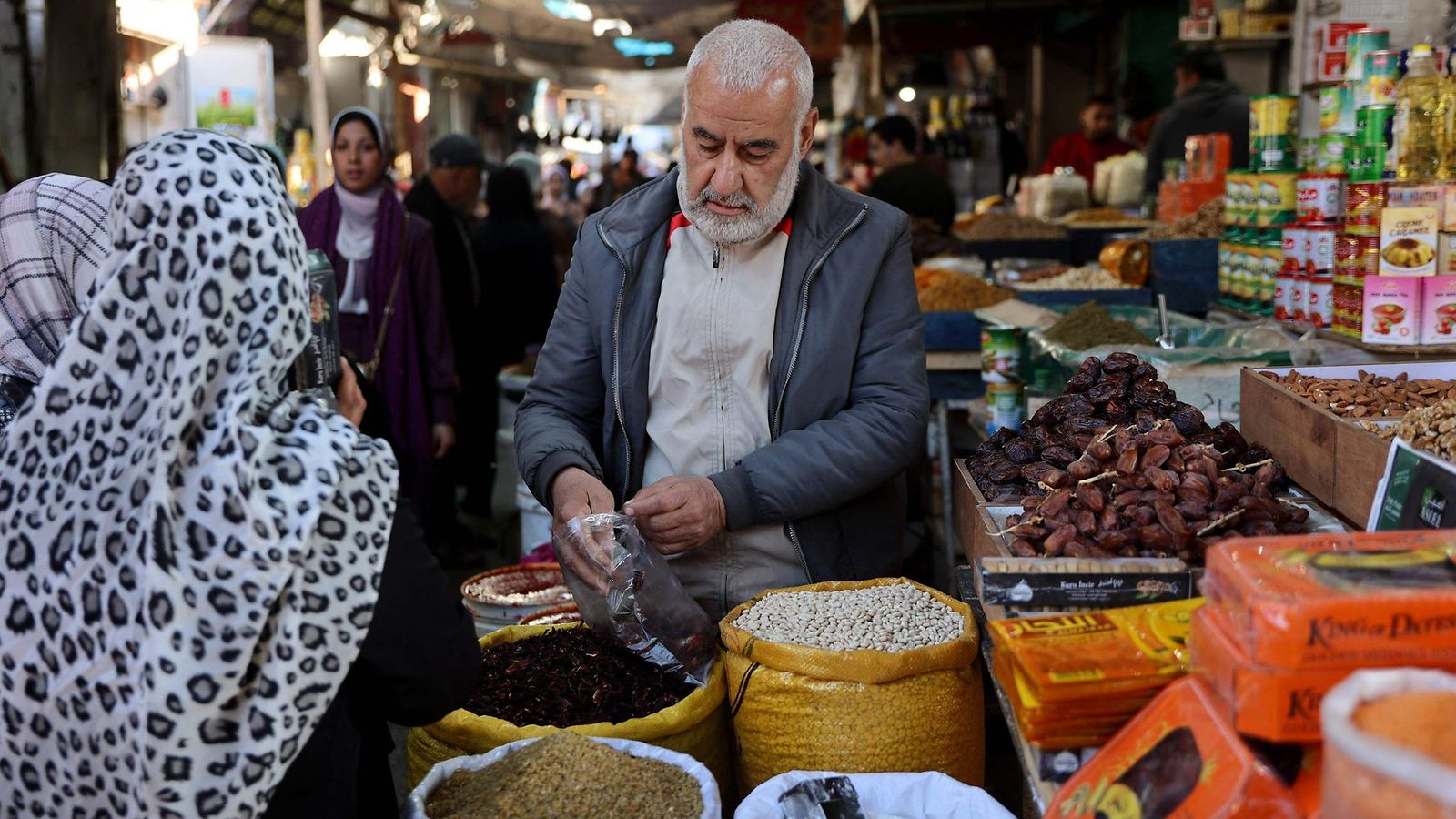 LK 28.2.2025 Palestiinalaismies seisoi kojuillaan Zawiyan markkinoilla Gaza Cityssä 28. helmikuuta 2025 ennen muslimien pyhää paastokuukautta Ramadania.