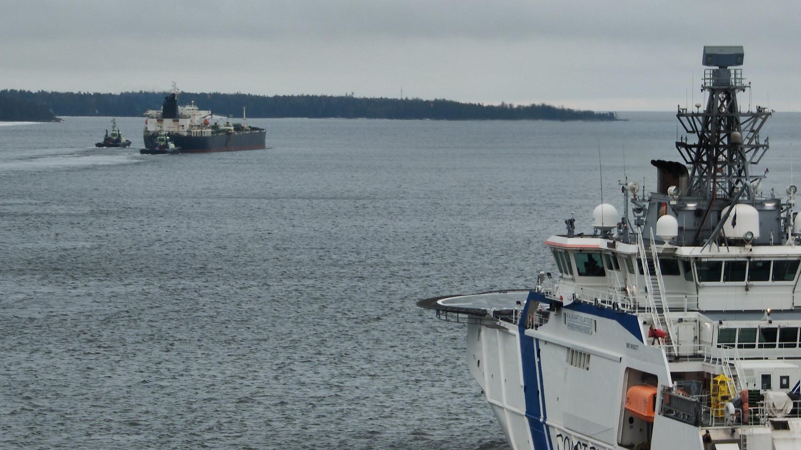 Eagle S -säiliöaluksen ohjasi pois Suomen aluevesiltä Rajavartiolaitoksen vartiolaiva Turva.