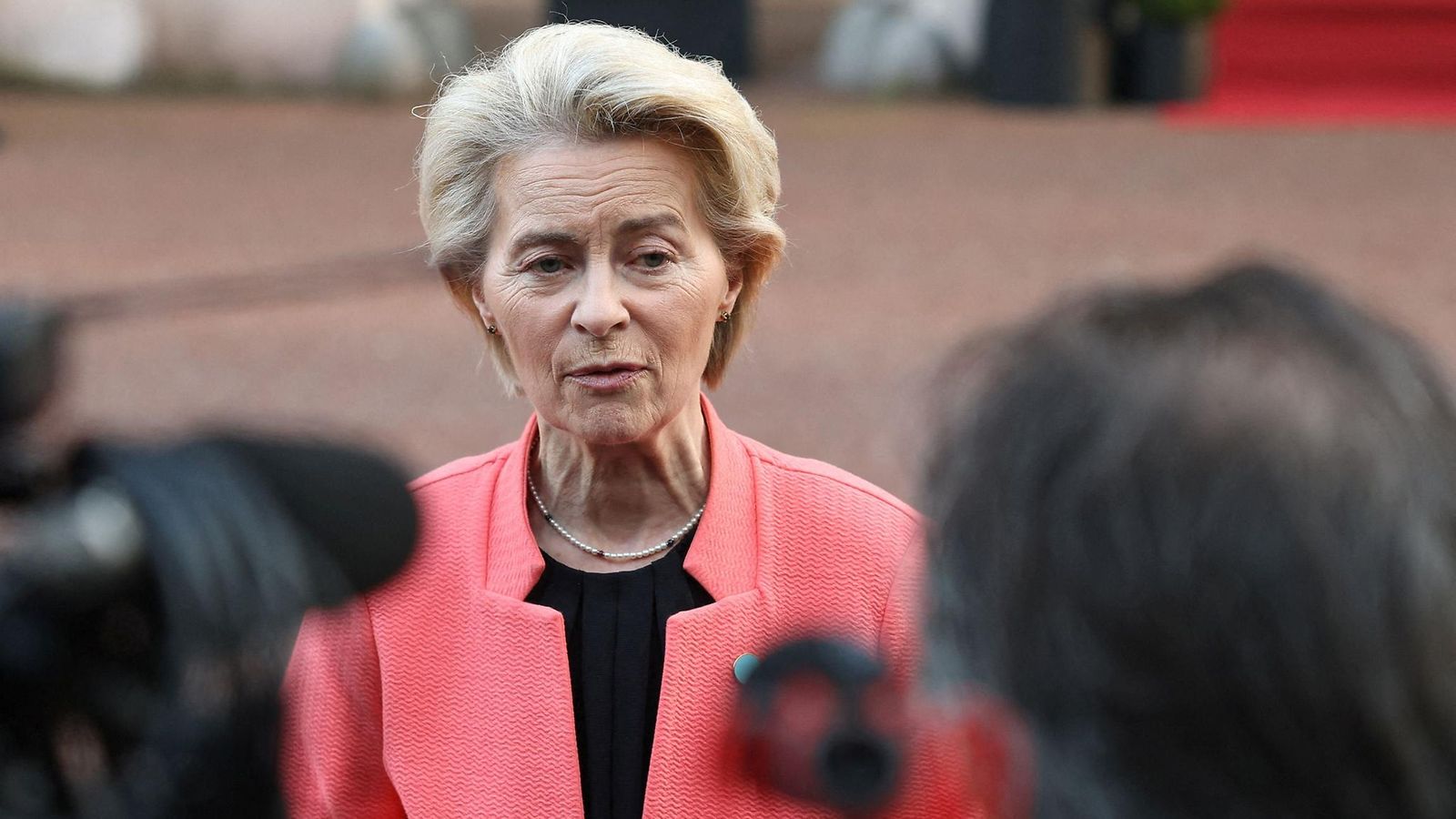 LK 2.3.2025 EU-komission puheenjohtajan Ursula von der Leyen lehdistön edessä Lontoossa.