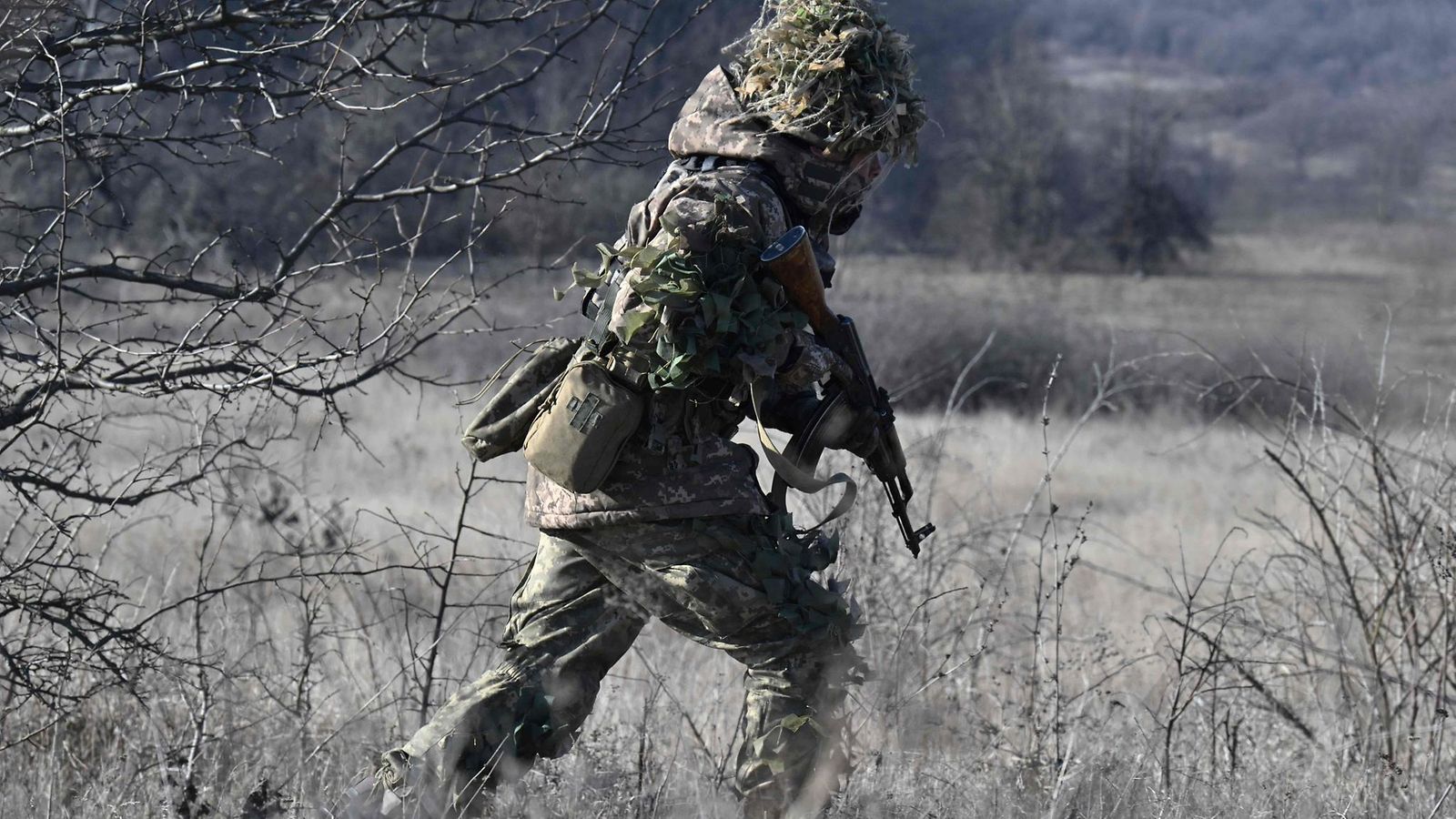 Ukrainalainen sotilas Donetskin alueella taisteluharjoituksissa 13. helmikuuta.