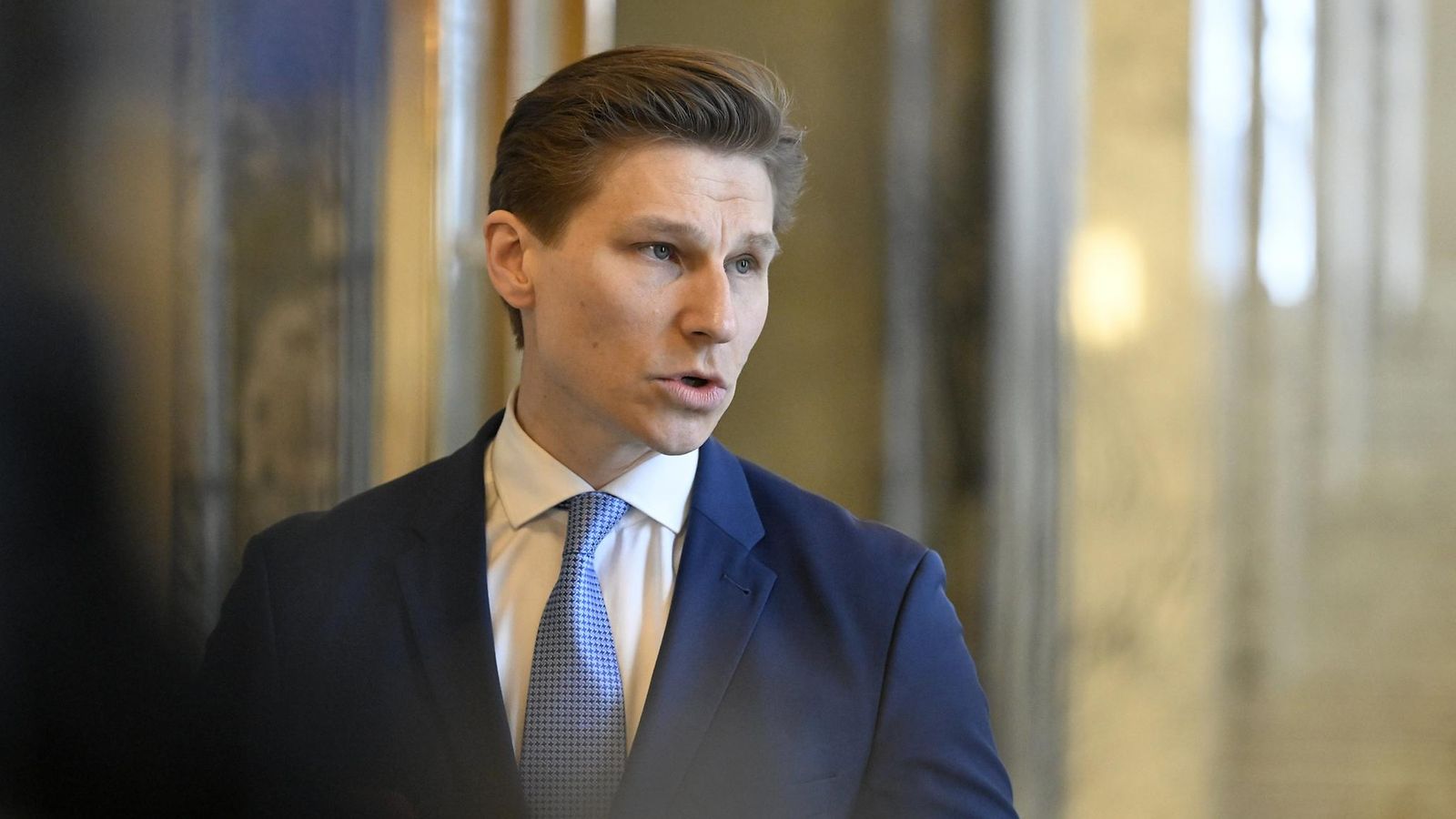 Puolustusministeri Antti Häkkänen eduskunnan Valtiosalissa 26. helmikuuta.